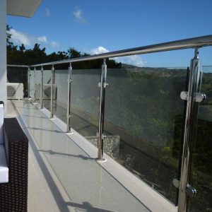 Перила стеклянные хромированное для балконов