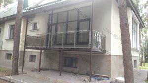 Терраса со стеклом из нержавеющей стали