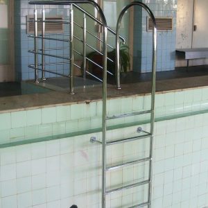Стеновая лестница для бассейна из нержавейки