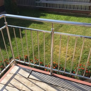 Ограждение балкона из нержавеющей стали с вертикальным заполнением
