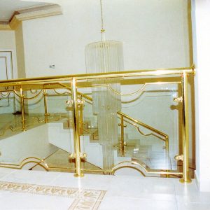 Перила для лестниц со стеклом золото