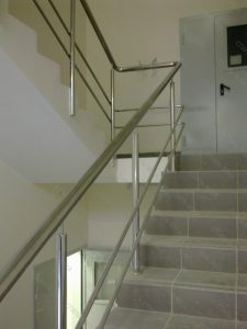 Перила с двумя ригелями для пролетов