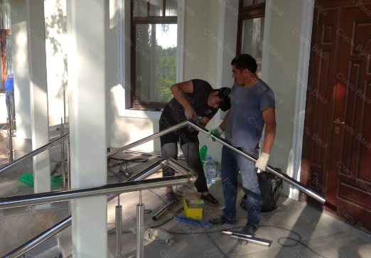 Шлифовка и обработка поручня из стали для установки на перила