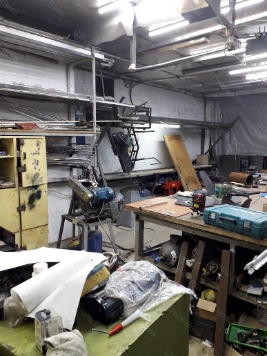 Это помещение, где изготавливаю перила и ограждения для лестниц