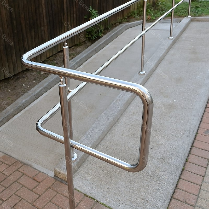 Ограждение пандуса с двумя поручнями